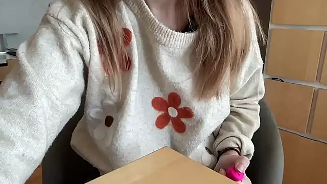 Snapshot of Mollyy998 chatting on October 27, 2025, 7:20 am Mollyy998 online show from October 27, 2025, 7:20 am