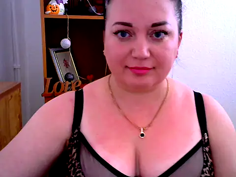 Snapshot of AmanaGi chatting on November 3, 2025, 4:43 pm AmanaGi online show from November 3, 2025, 4:43 pm