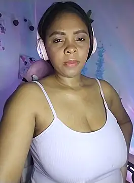 Snapshot of collegechica chatting on October 2, 2025, 6:17 am collegechica online show from October 2, 2025, 6:17 am