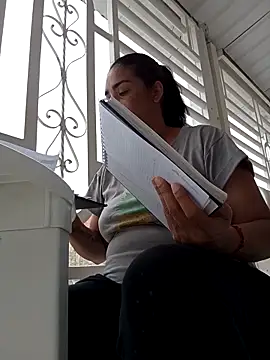 Snapshot of AlexandraNoiirr chatting on February 5, 2026, 8:59 pm AlexandraNoiirr online show from February 5, 2026, 8:59 pm