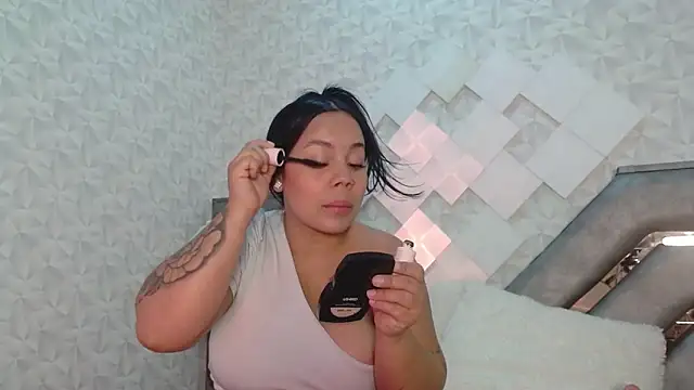 EmilyQueen3x online show from September 12, 2025, 1:11 pm