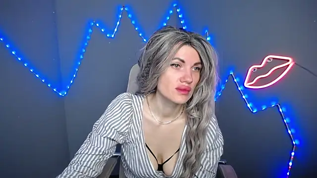 MilaLoona online show from April 19, 2026, 6:03 am