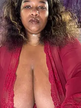 Snapshot of BigFineSelena chatting on February 3, 2026, 12:10 am BigFineSelena online show from February 3, 2026, 12:10 am