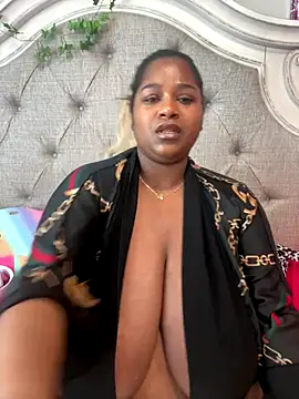 Snapshot of BigFineSelena chatting on December 14, 2025, 4:45 pm BigFineSelena online show from December 14, 2025, 4:45 pm