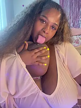 BigFineSelena online show from May 31, 2026, 7:25 pm