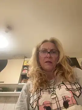 Snapshot of adella13 chatting on January 21, 2025, 5:20 pm adella13 online show from January 21, 2025, 5:20 pm