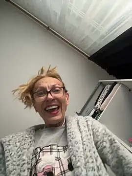 Snapshot of adella13 chatting on December 17, 2024, 8:01 am adella13 online show from December 17, 2024, 8:01 am