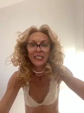 Snapshot of adella13 chatting on December 6, 2024, 10:43 am adella13 online show from December 6, 2024, 10:43 am