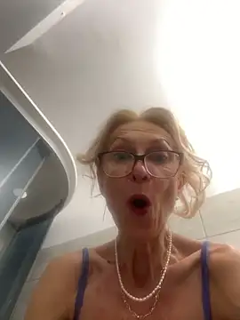 Snapshot of adella13 chatting on December 8, 2024, 10:52 am adella13 online show from December 8, 2024, 10:52 am