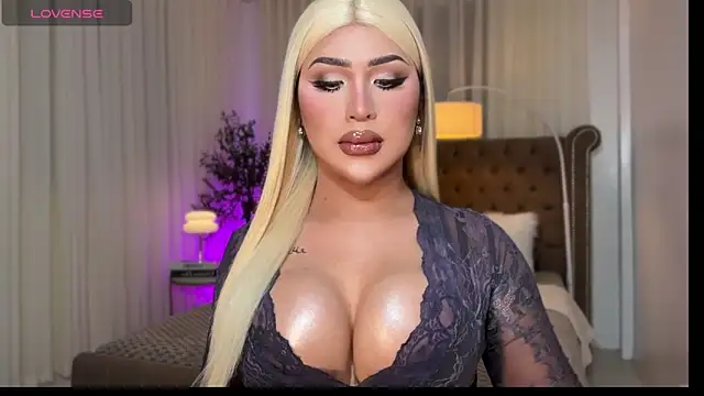 Snapshot of Your_Majesty_Tyra chatting on November 15, 2025, 4:38 am Your Majesty Tyra online show from November 15, 2025, 4:38 am