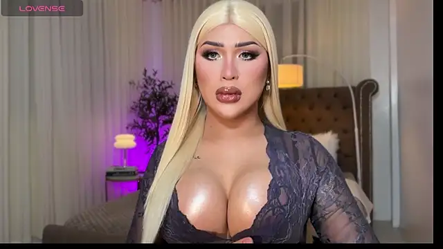 Snapshot of Your_Majesty_Tyra chatting on November 14, 2025, 5:11 am Your Majesty Tyra online show from November 14, 2025, 5:11 am