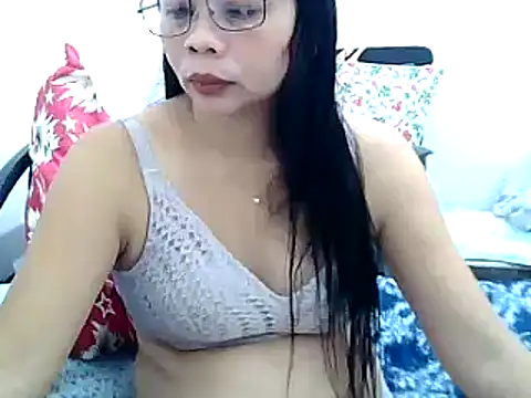Snapshot of pinay_milfxx chatting on January 4, 2025, 1:10 am pinay milfxx online show from January 4, 2025, 1:10 am