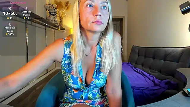 Snapshot of ZoeGrant chatting on September 8, 2025, 7:57 pm ZoeGrant online show from September 8, 2025, 7:57 pm