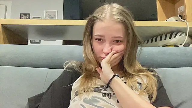 CharmingSarah online show from April 15, 2026, 4:22 pm