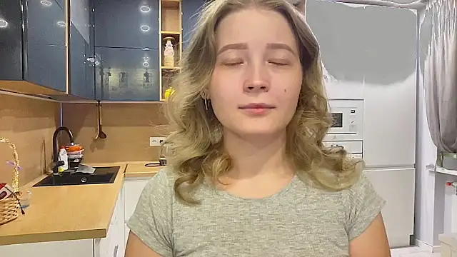 CharmingSarah online show from September 27, 2025, 3:29 pm