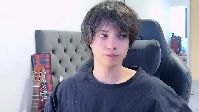 SasukeUhchiaa online show from December 3, 2024, 8:33 pm