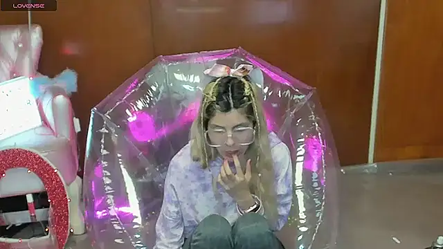 Skinygirl online show from March 15, 2026, 11:01 pm