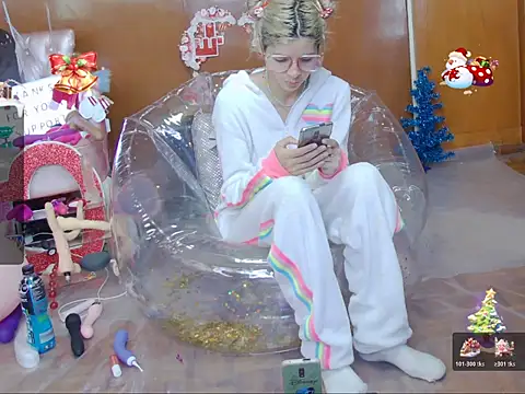 Skinygirl online show from December 14, 2025, 5:18 pm