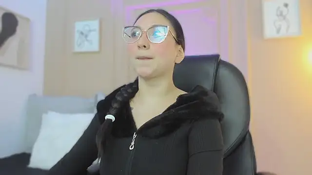 Snapshot of lucy_neil chatting on February 12, 2026, 2:33 am lucy neil online show from February 12, 2026, 2:33 am