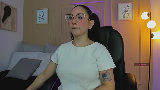 Snapshot of lucy_neil chatting on February 5, 2026, 2:40 am lucy neil online show from February 5, 2026, 2:40 am