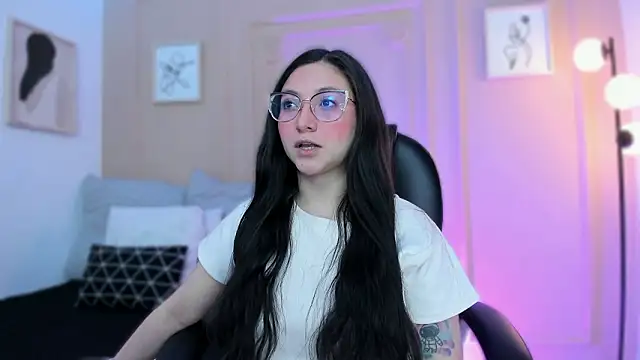 Snapshot of lucy_neil chatting on February 26, 2026, 2:33 am lucy neil online show from February 26, 2026, 2:33 am