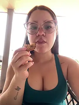 Lucyklein2022 online show from February 22, 2025, 3:14 pm