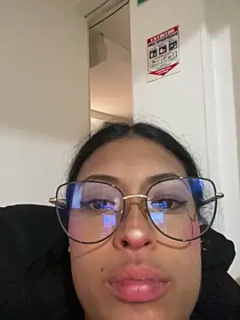 Snapshot of vaness_weet chatting on May 31, 2026, 7:03 pm vaness weet online show from May 31, 2026, 7:03 pm