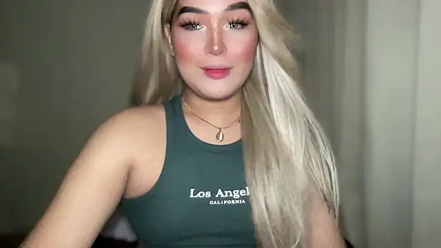 Snapshot of MissCataleyaxxx chatting on March 13, 2025, 1:32 am MissCataleyaxxx online show from March 13, 2025, 1:32 am