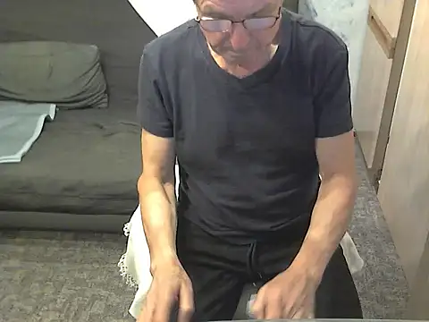 kiam471 online show from November 25, 2025, 9:59 pm