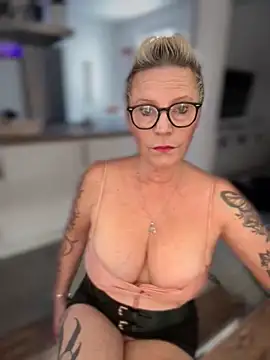 German Milf online show from October 18, 2025, 1:02 pm
