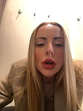 Snapshot of EmaSalis chatting on March 11, 2026, 10:09 am EmaSalis online show from March 11, 2026, 10:09 am