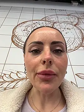 Snapshot of EmaSalis chatting on March 4, 2026, 8:33 am EmaSalis online show from March 4, 2026, 8:33 am