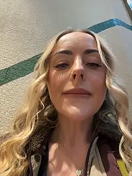 Snapshot of EmaSalis chatting on March 10, 2026, 10:52 am EmaSalis online show from March 10, 2026, 10:52 am