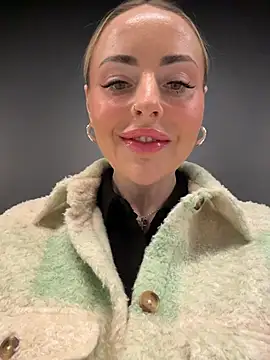 Snapshot of EmaSalis chatting on March 25, 2026, 8:14 am EmaSalis online show from March 25, 2026, 8:14 am