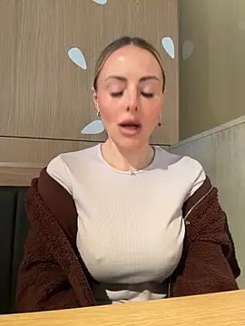 Snapshot of EmaSalis chatting on March 3, 2026, 10:55 am EmaSalis online show from March 3, 2026, 10:55 am