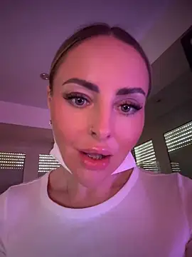 Snapshot of EmaSalis chatting on April 11, 2026, 9:57 am EmaSalis online show from April 11, 2026, 9:57 am