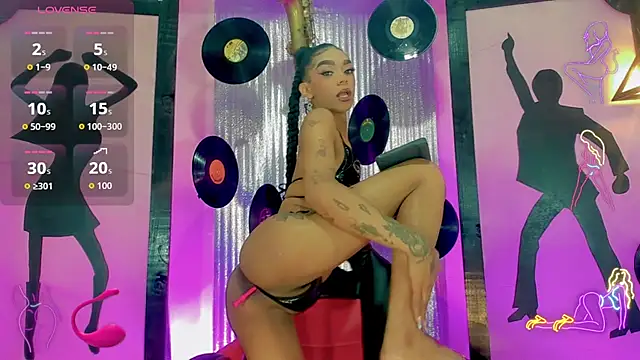 nickyminach  online show from October 29, 2025, 7:13 pm