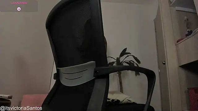 Snapshot of Victoriasant chatting on February 28, 2026, 10:42 pm Victoriasant online show from February 28, 2026, 10:42 pm