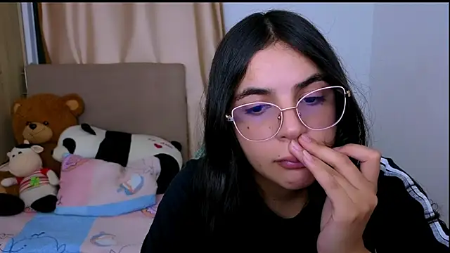 Snapshot of _elenna chatting on December 16, 2025, 5:28 pm elenna online show from December 16, 2025, 5:28 pm