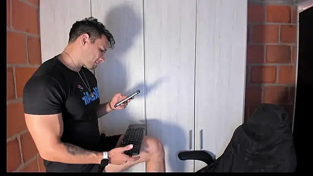 Snapshot of GendersonFit chatting on July 15, 2026, 10:28 pm GendersonFit online show from July 15, 2026, 10:28 pm