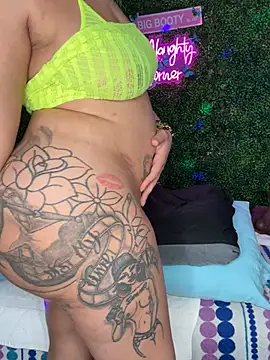 Snapshot of ThickAssRena chatting on February 27, 2026, 8:30 pm ThickAssRena online show from February 27, 2026, 8:30 pm