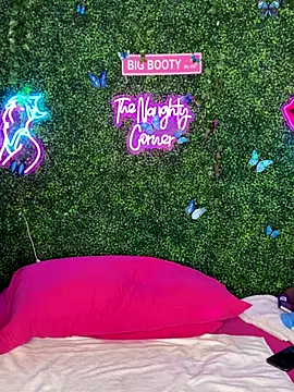 Snapshot of ThickAssRena chatting on January 6, 2026, 10:47 pm ThickAssRena online show from January 6, 2026, 10:47 pm