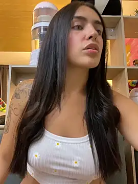 Snapshot of DaphneUwu chatting on October 3, 2025, 12:36 am DaphneUwu online show from October 3, 2025, 12:36 am