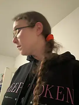 Dakota 02 online show from April 26, 2026, 4:21 am