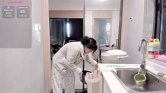 Snapshot of Vivian-6 chatting on February 28, 2026, 1:05 am Vivian-6 online show from February 28, 2026, 1:05 am