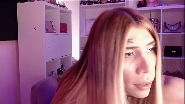 caroline cossei online show from October 3, 2025, 4:58 am