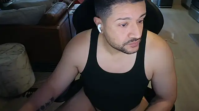 HungandThickLatin online show from December 15, 2025, 4:13 pm