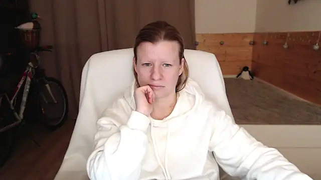 Snapshot of Exponent_5 chatting on December 4, 2024, 9:40 pm Exponent 5 online show from December 4, 2024, 9:40 pm