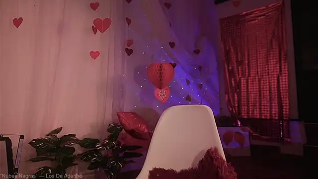 Snapshot of _Avriles_ chatting on February 18, 2025, 12:48 am  Avriles  online show from February 18, 2025, 12:48 am