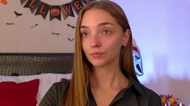 VirginieCruz online show from October 31, 2025, 5:26 am